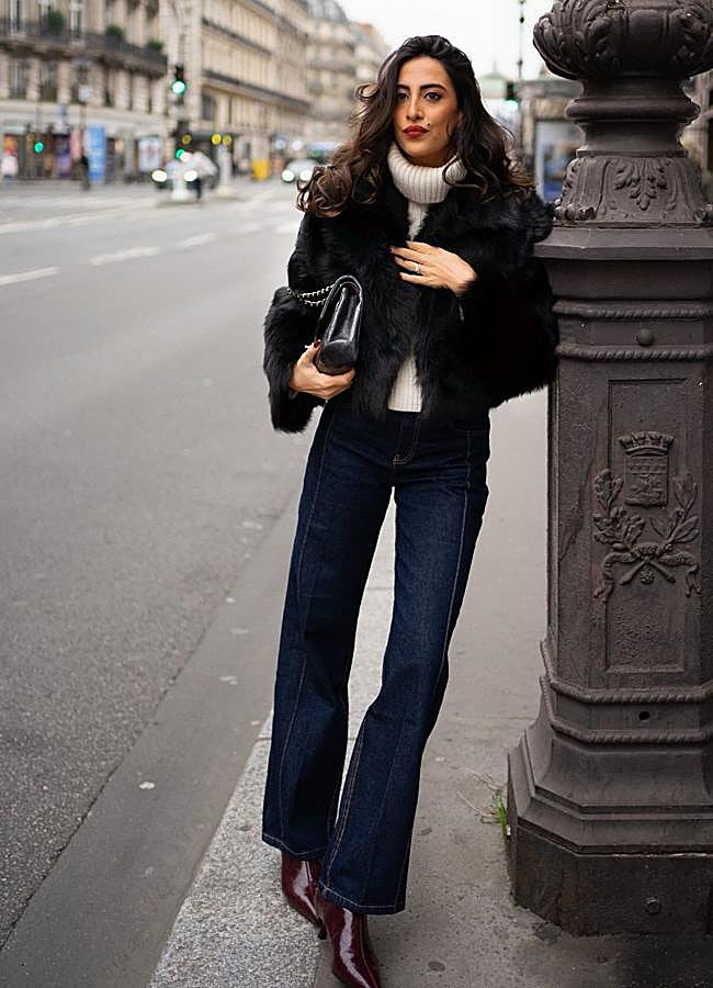 Imagen - Look con chaqueta de pelo y botines de tacón burdeos/@taina.csg