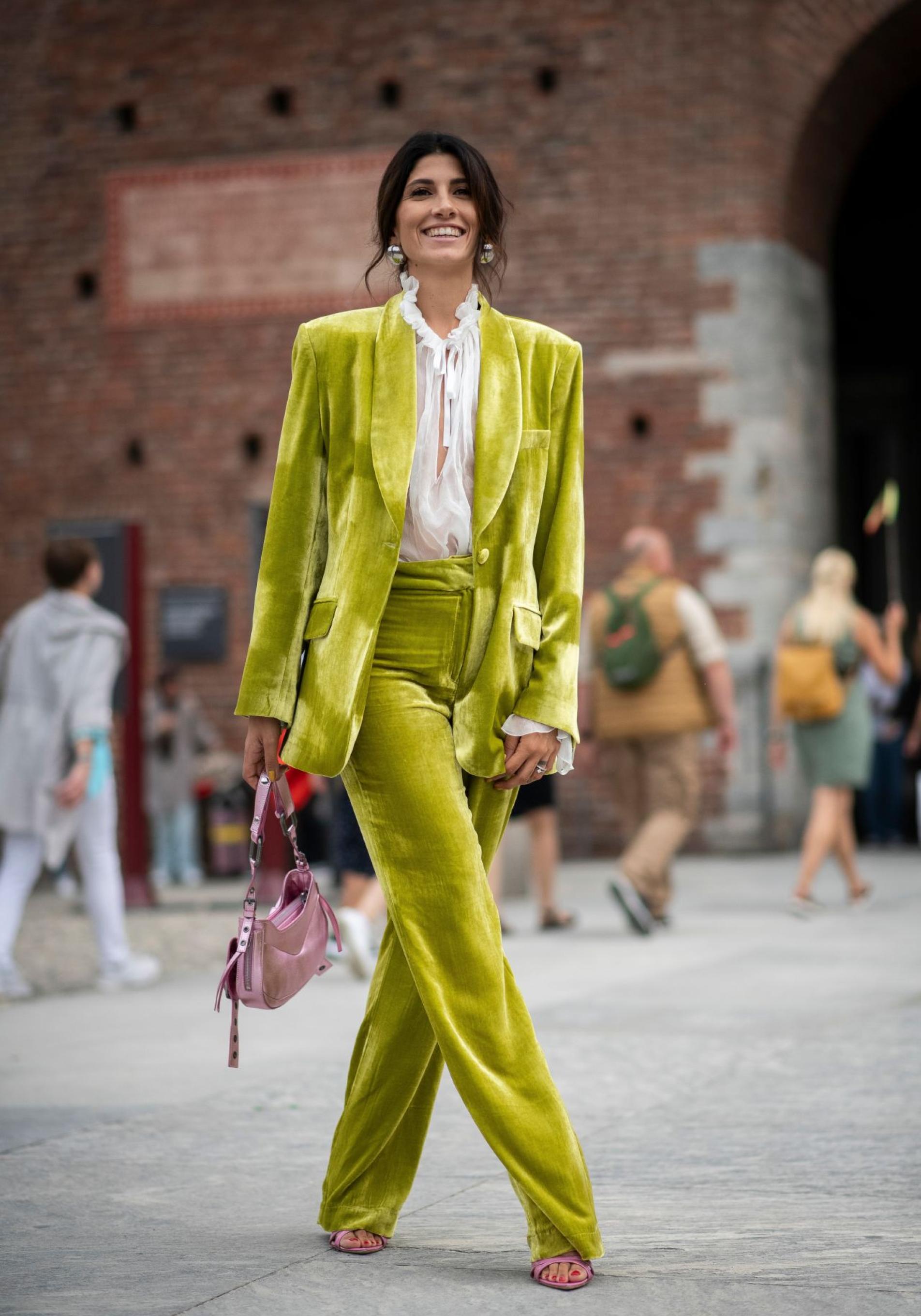 Un look de street style con traje de terciopelo.