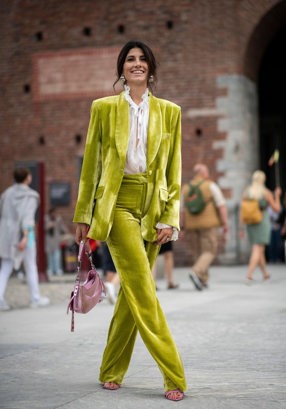 Ni lentejuelas ni brillos, esta Navidad sé la más elegante con uno de estos trajes de terciopelo