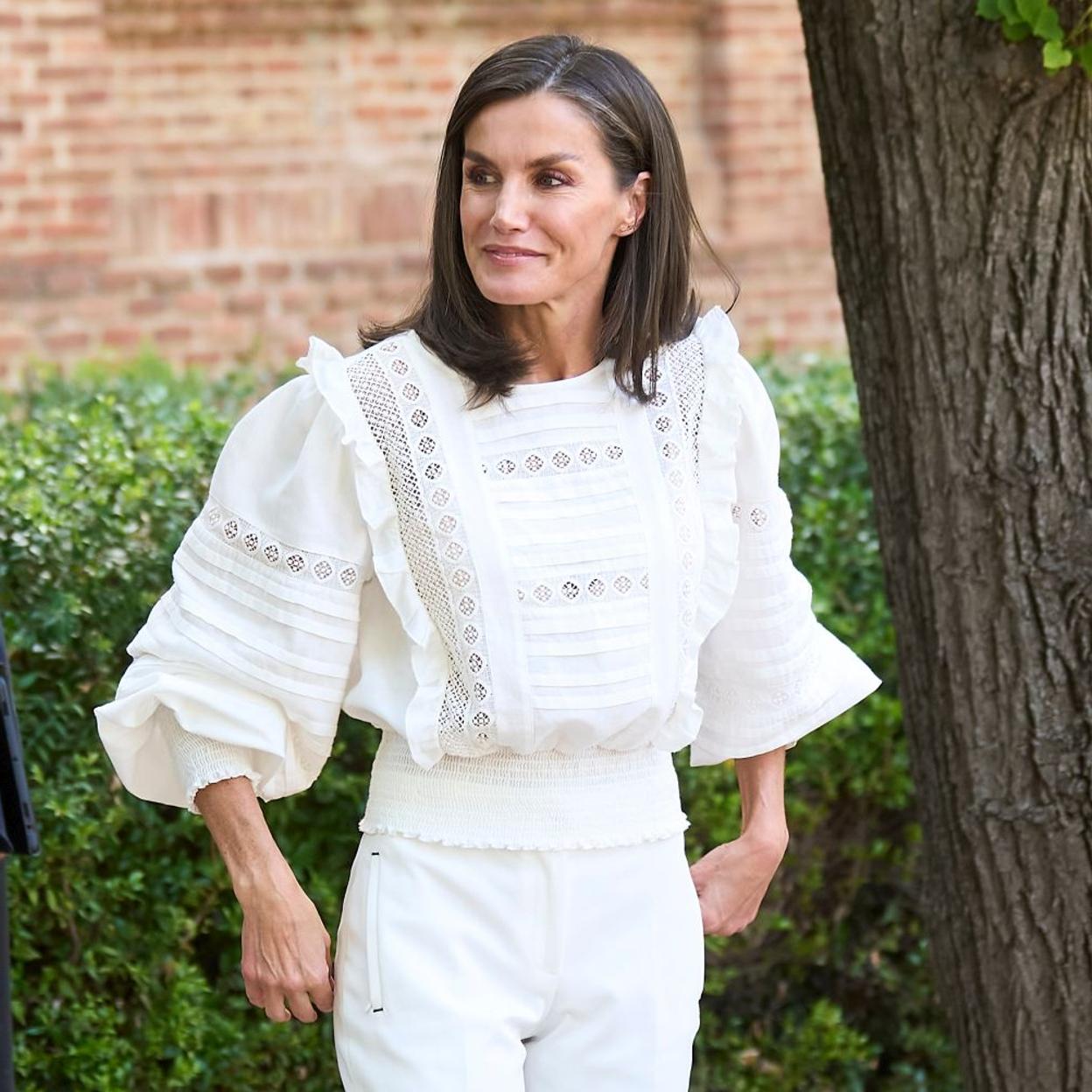 La reina Letizia con un look con zapatillas barefoot.