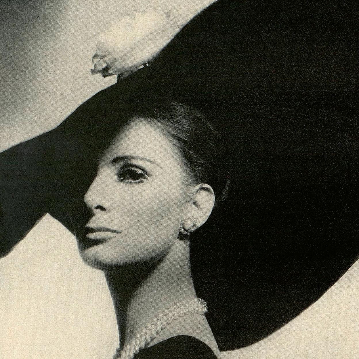 La madre de Maria Kublin, Katinka Bleeker, vestida de Balenciaga y fotografiada por su padre. 