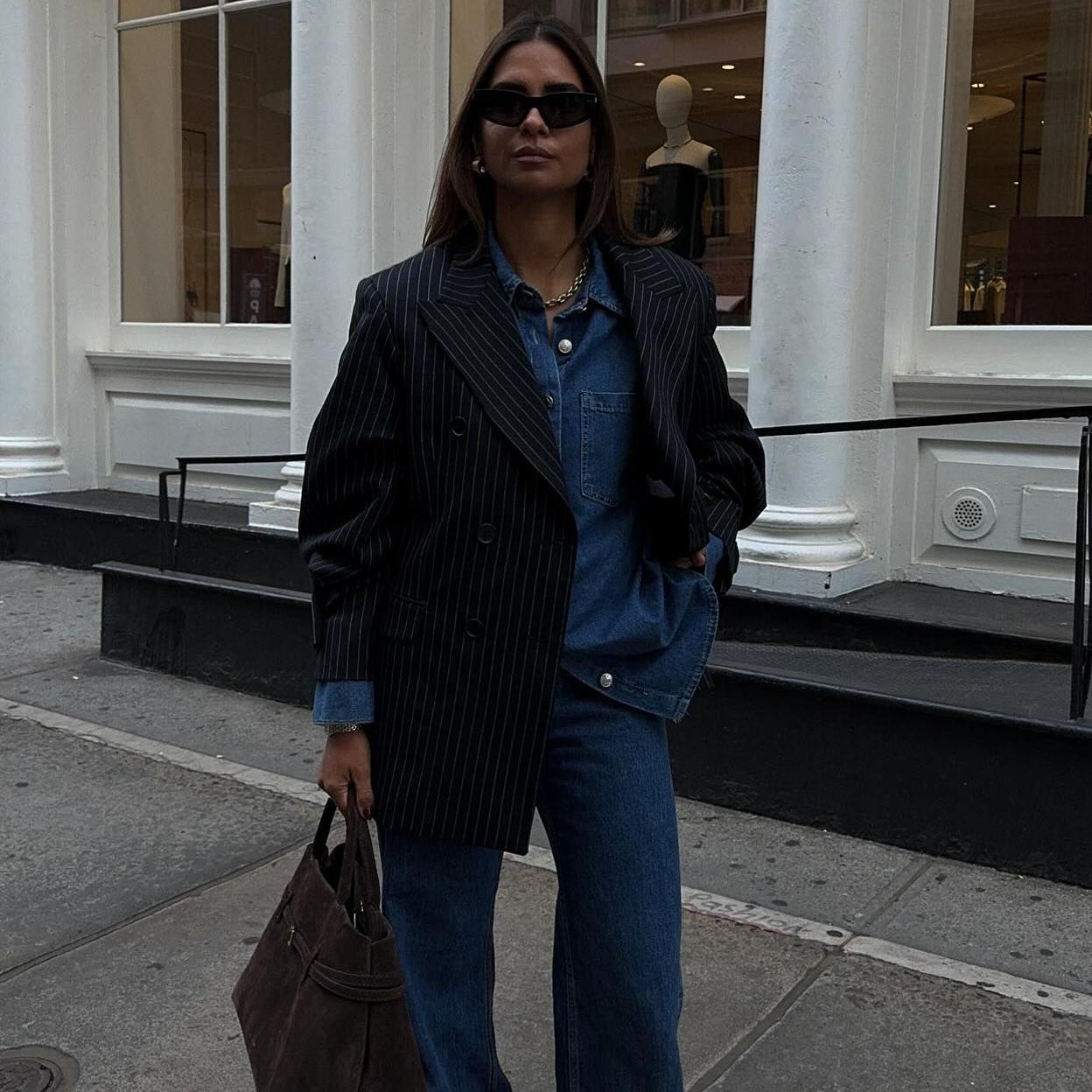 Influencer con americana de raya diplomática