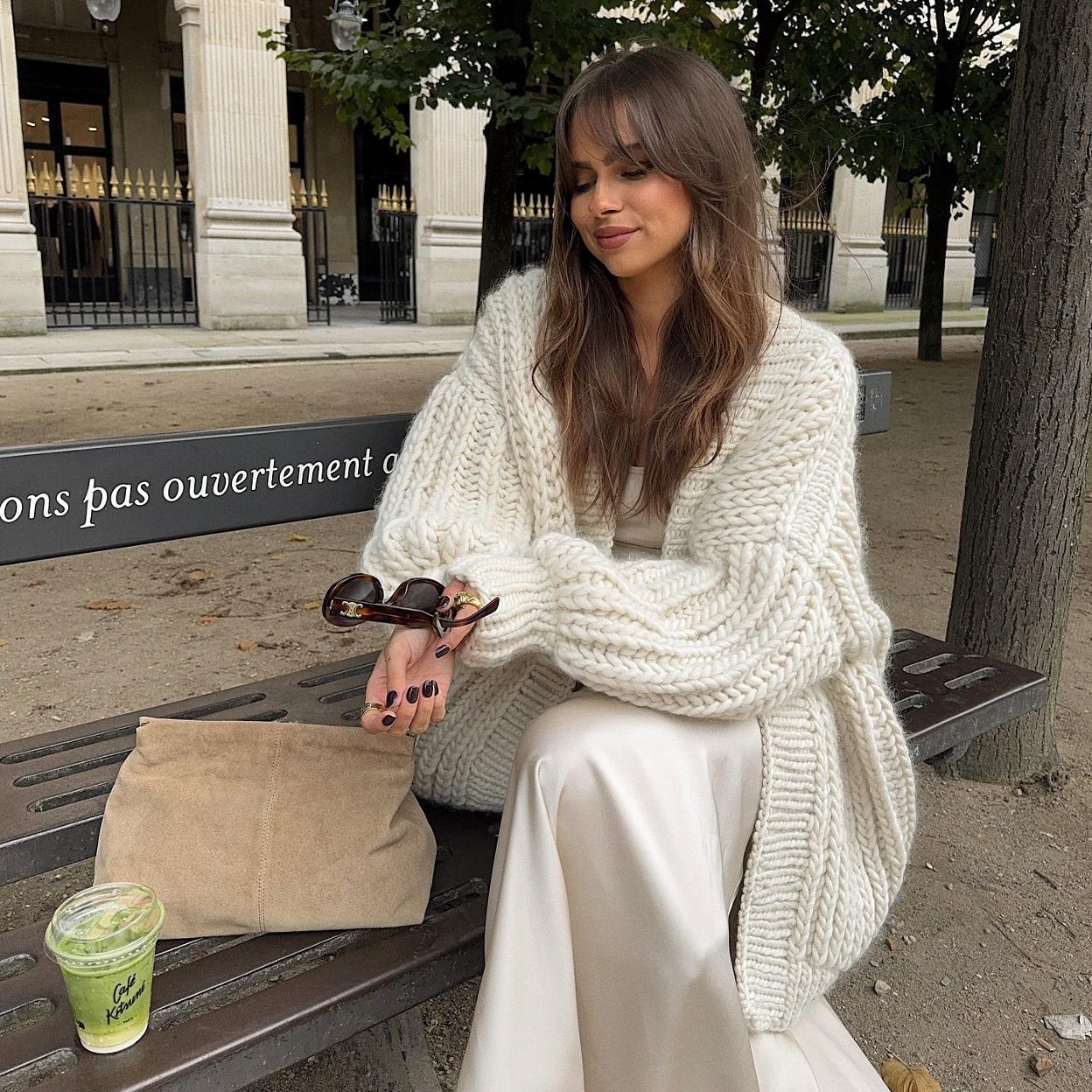 Influencer con chaqueta d epunto grueso tendencia