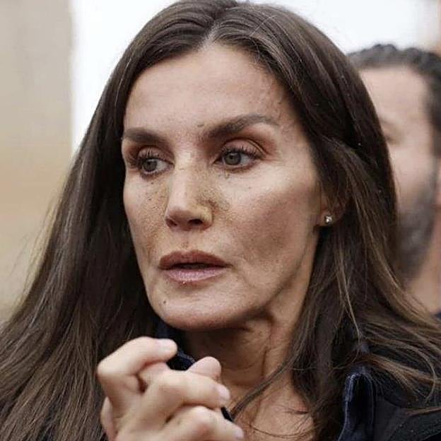 La impactante fotografía de Letizia con la cara manchada por el barro de Paiporta. 