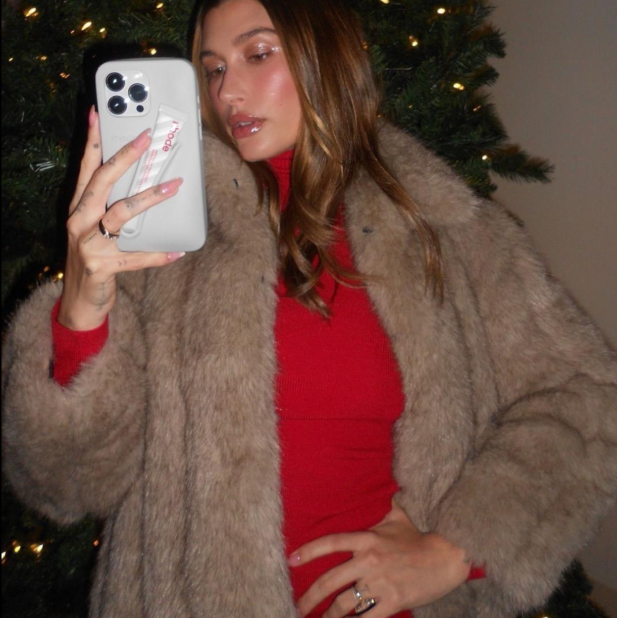 Hialey Bieber con tendencia de uñas para invierno sugar cookie nails