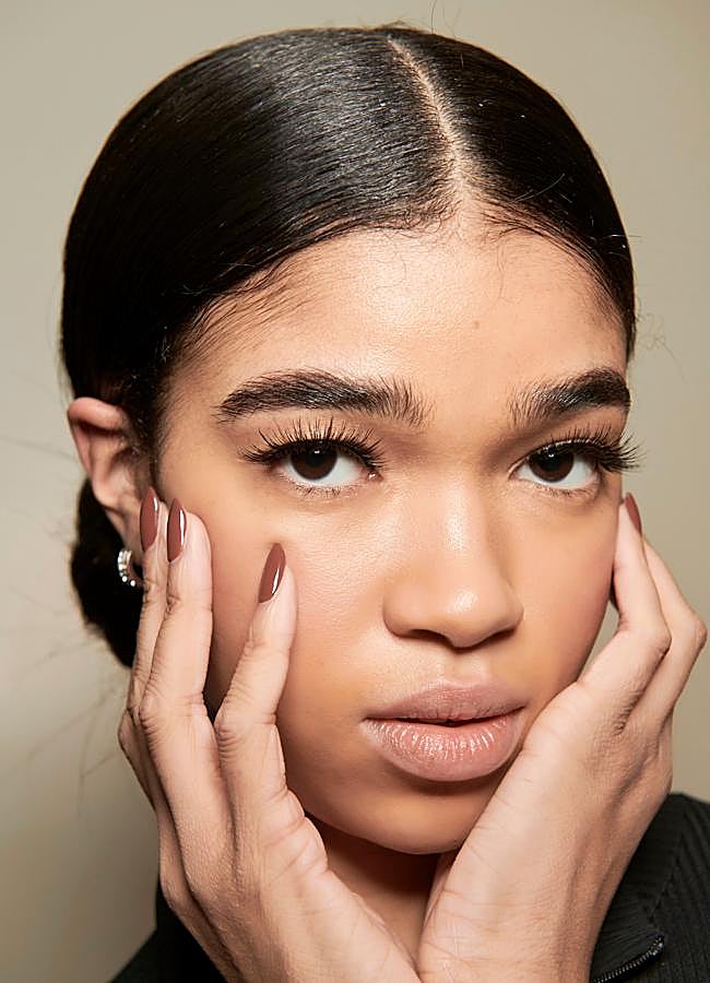 Imagen - Una manicura de uñas en color Mocha Mousse. Foto: Launchmetrics spotlight.