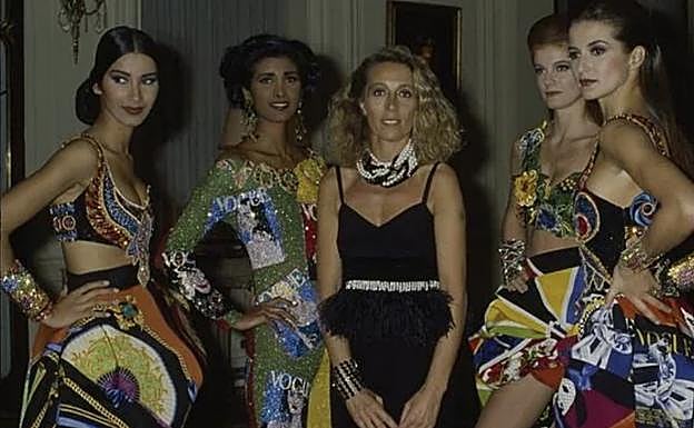 Elena de Borbón junto a modelos de Gianni Versace.