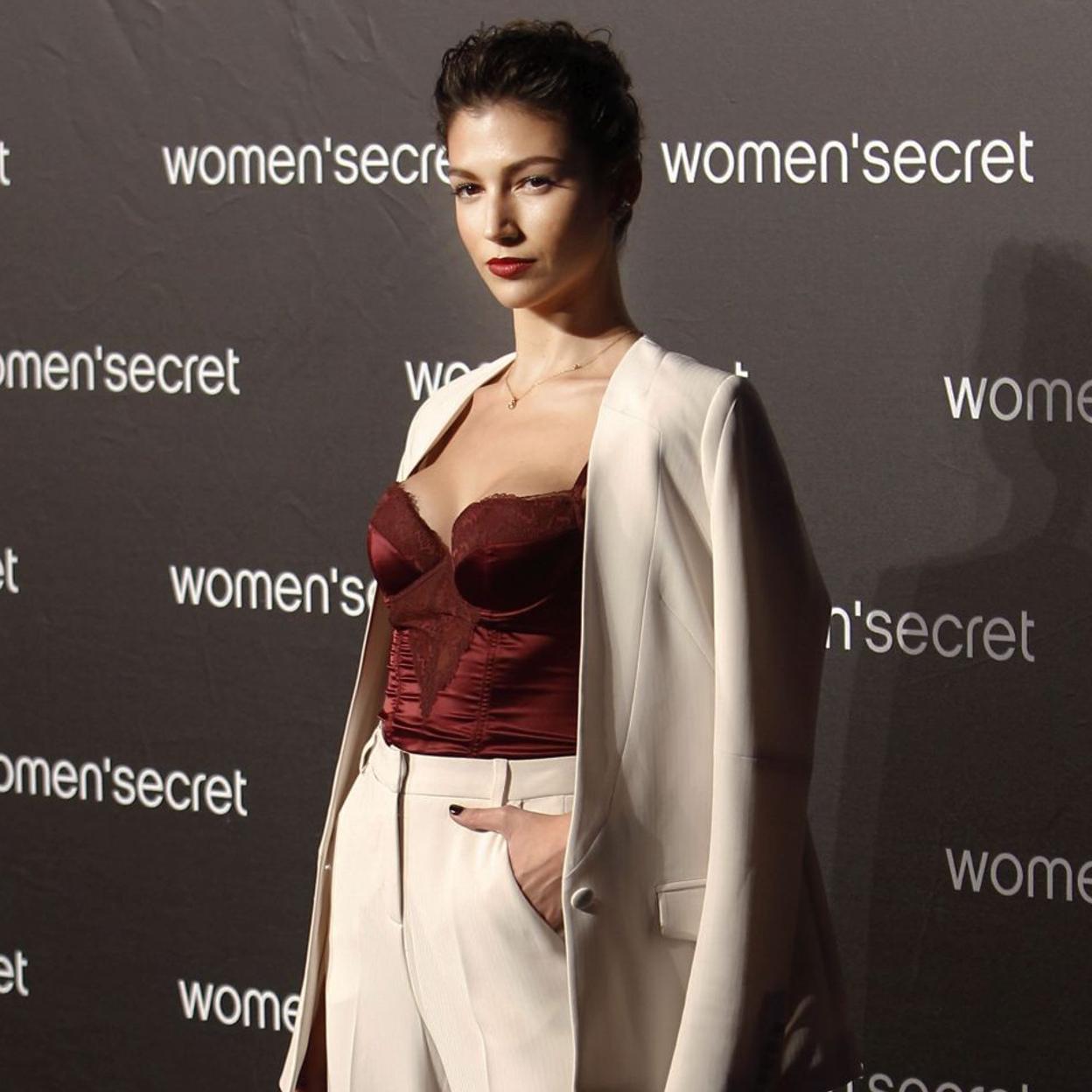 Úrsula Corberó con un body rojo lencero.