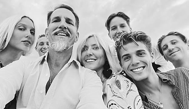 La feliz y bella familia real sin trono de Grecia, con Marie-Chantal Miller, Pablo de Grecia y sus cinco hijos. 