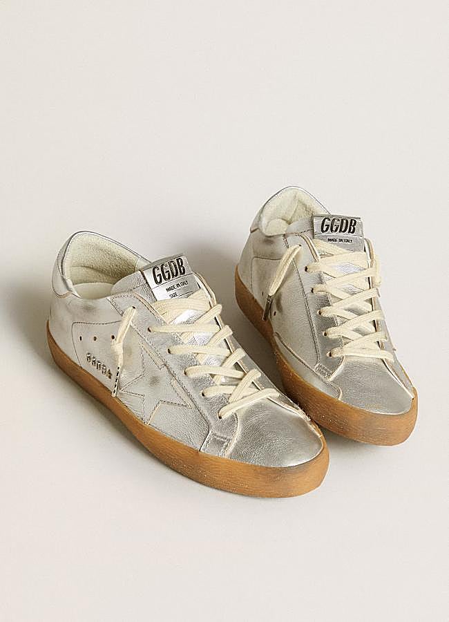 Imagen - Zapatillas deportivas plateadas de Golden Goose.