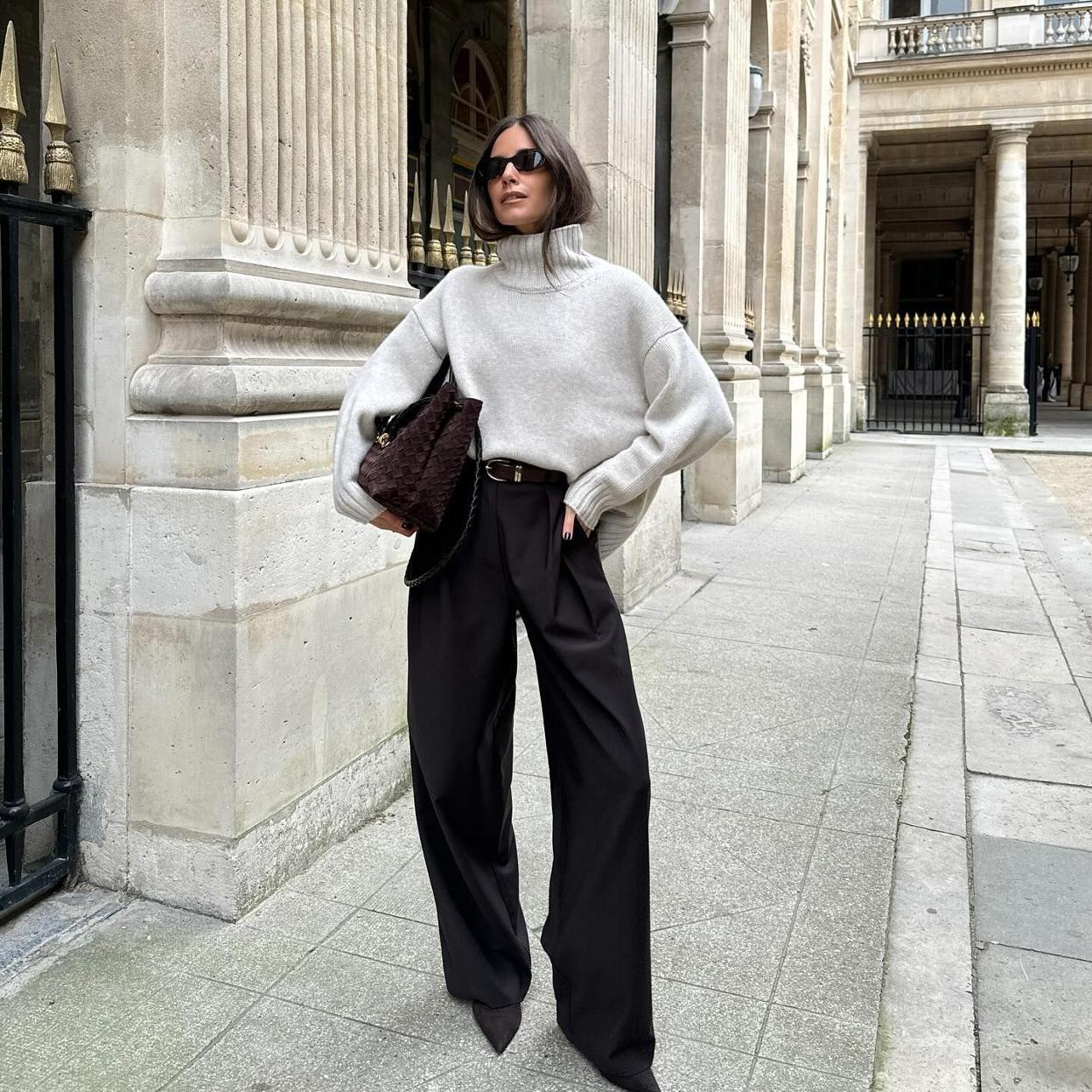 Influencer con jersey básico en look de invierno