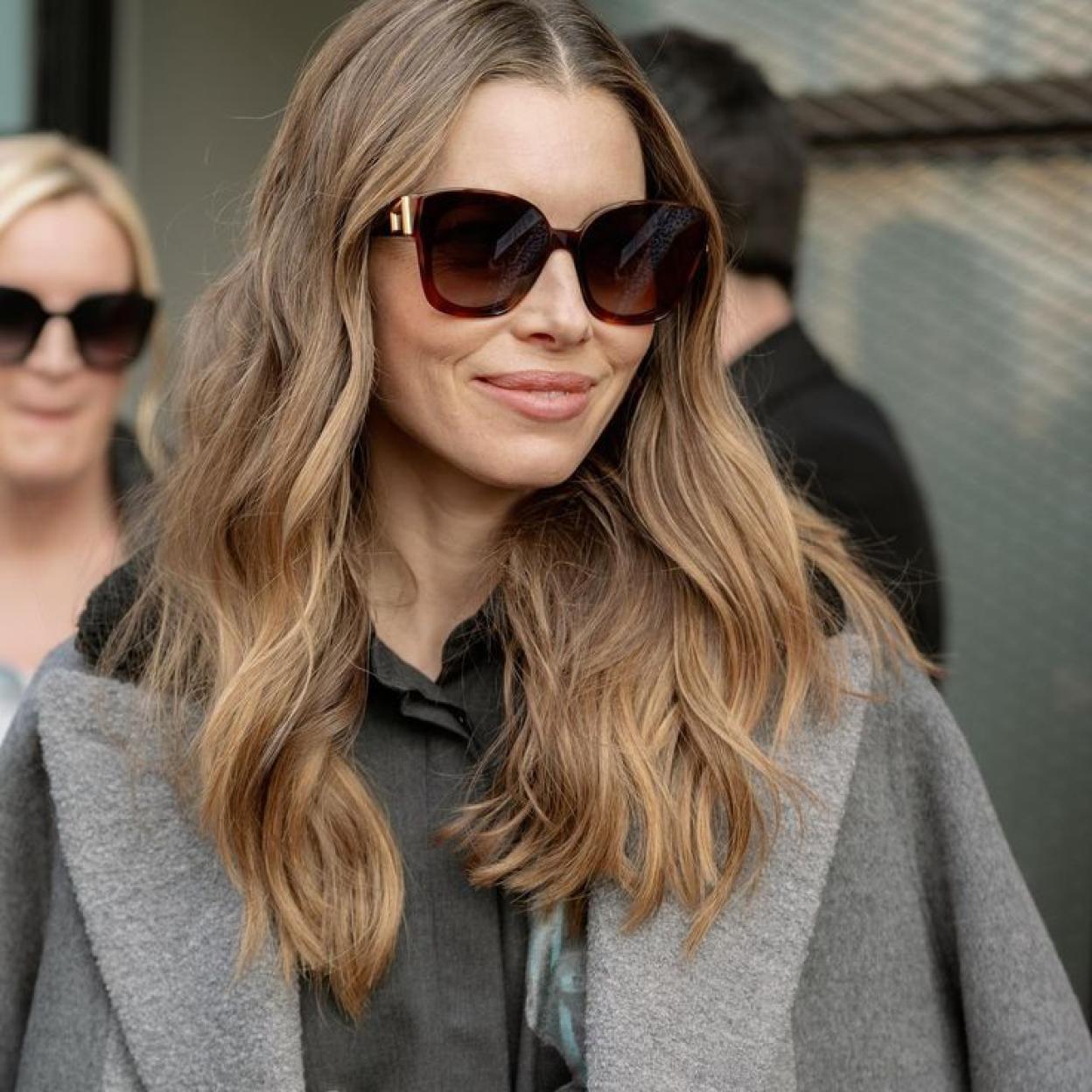 Jessica Biel con pelo suave y sin encrespamiento