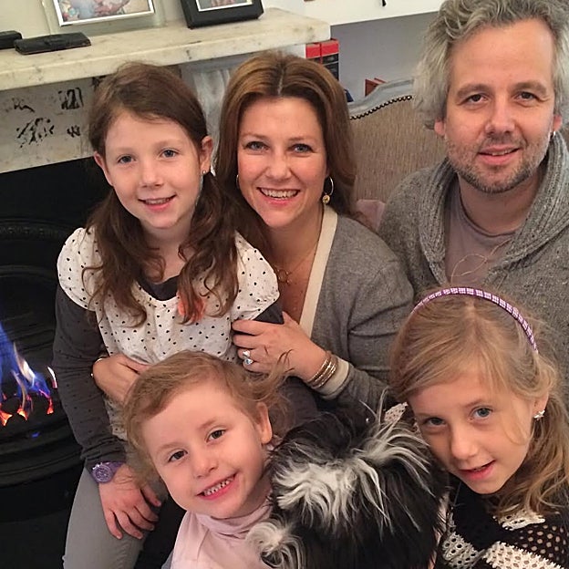 Una imagen de Marta Luisa y Ari Behn junto a sus tres hijas, cuando eran pequeñas. 