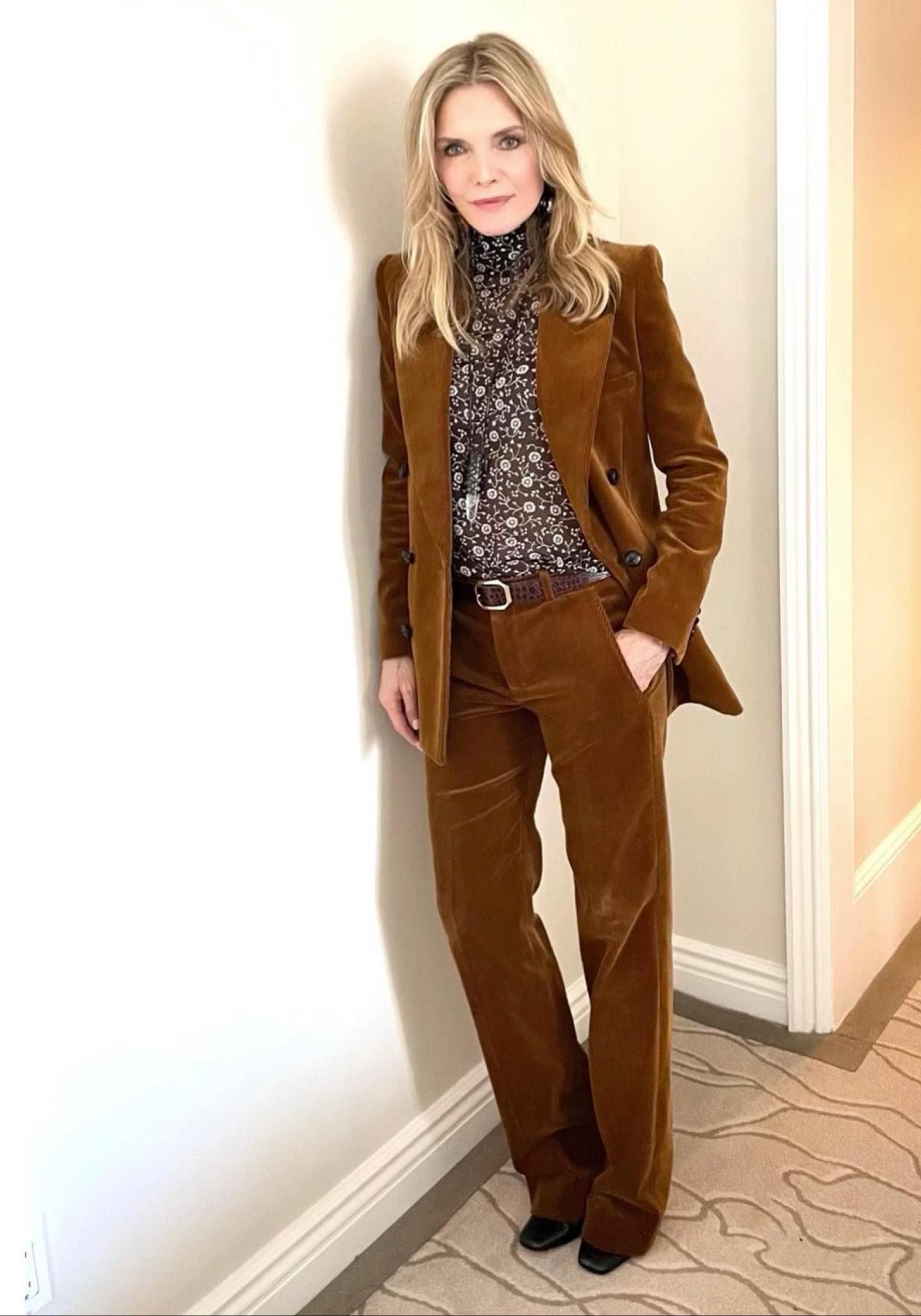 Michelle Pfeiffer con traje de pana