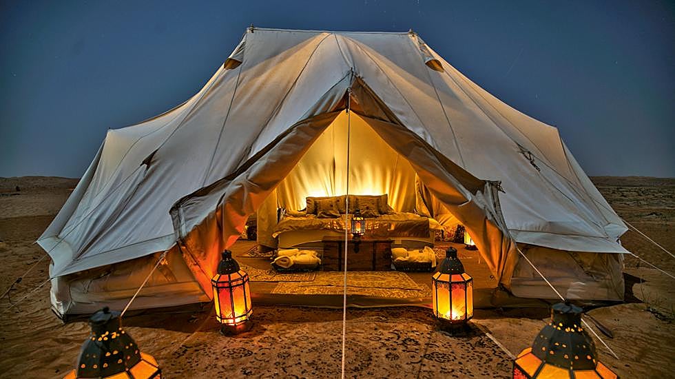 Las tiendas de campaña del exclusivo hotel The Chedi, en Mascateque, nos trasladan a Las mil y una noches permiten descubrir el desierto omaní de Rub al Khali, inexplorado durante siglos..