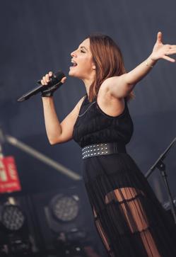 Imagen secundaria 2 - Los looks de Leire Martínez en los conciertos