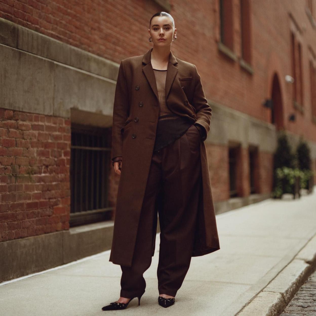 Influencer con look de básicos mocha mousse