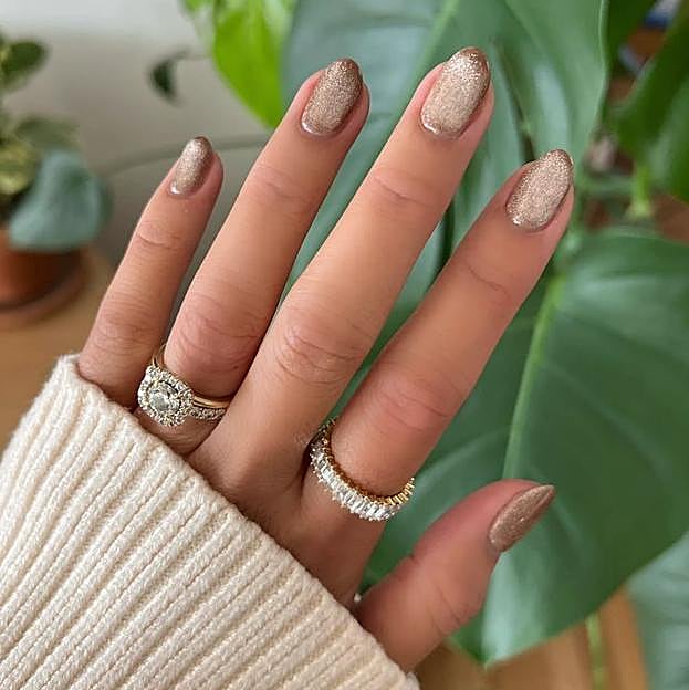 Uñas terciopelo color mocha mousse tendencia para 2025