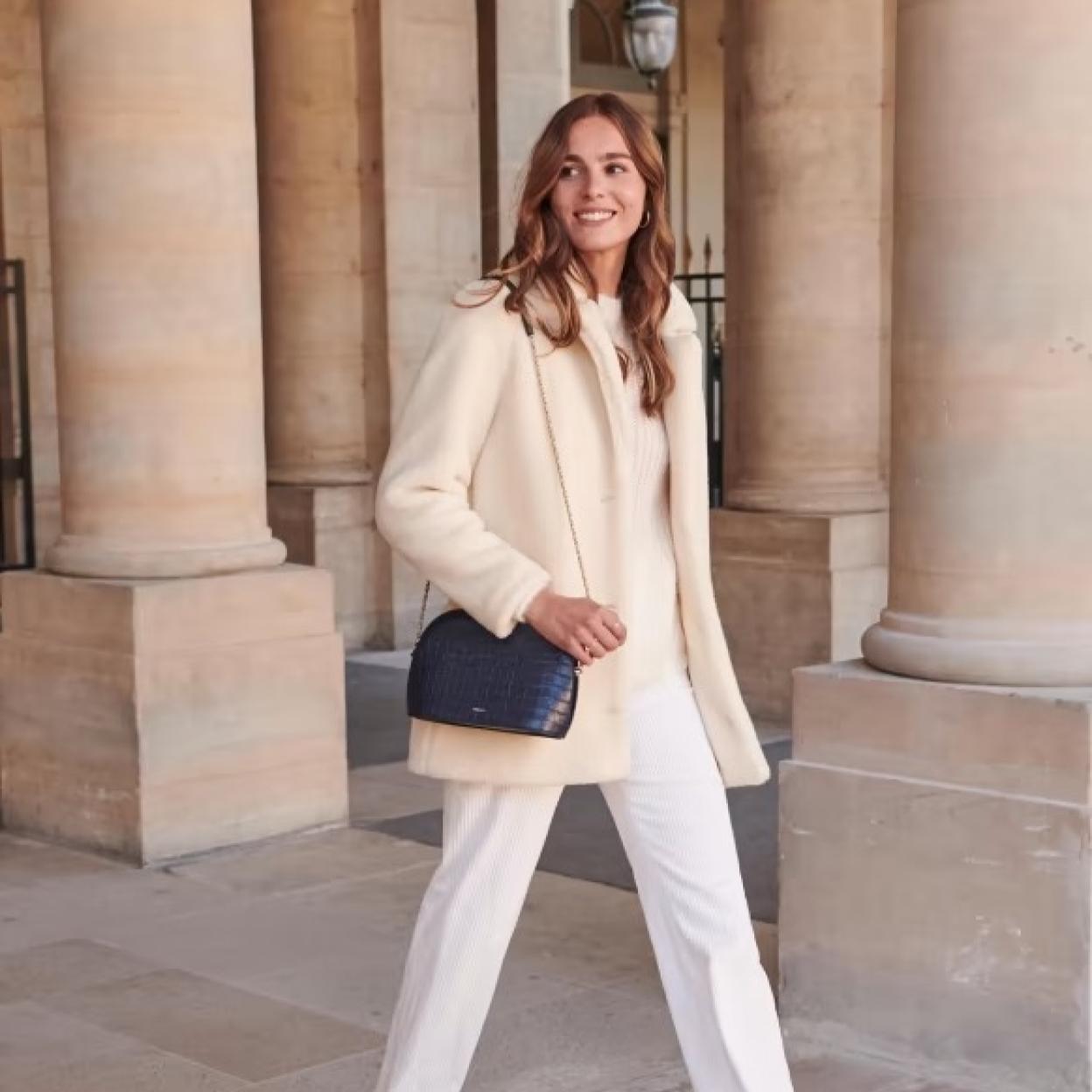 Vestidos cortos con todo tipo de diseños, camisas azules y muchas otras novedades de invierno que no puedes dejar escapar esta temporada.