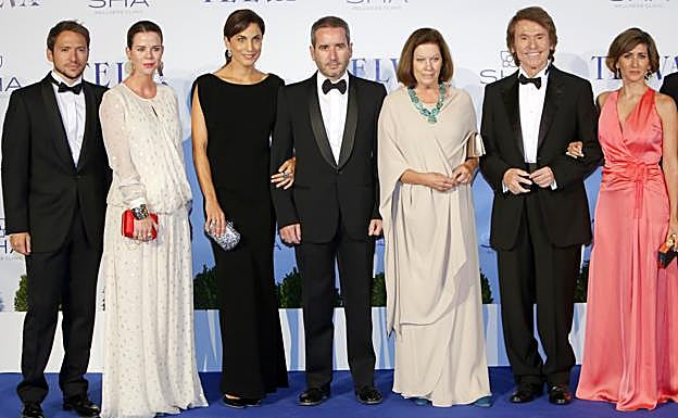 La familia Martos Figueroa: de izquierda a derecha, Manuel Martos, Amelia Bono, Toni Acosta, Jacobo Martos, Natalia y Raphael, y Alejandra Martos. 