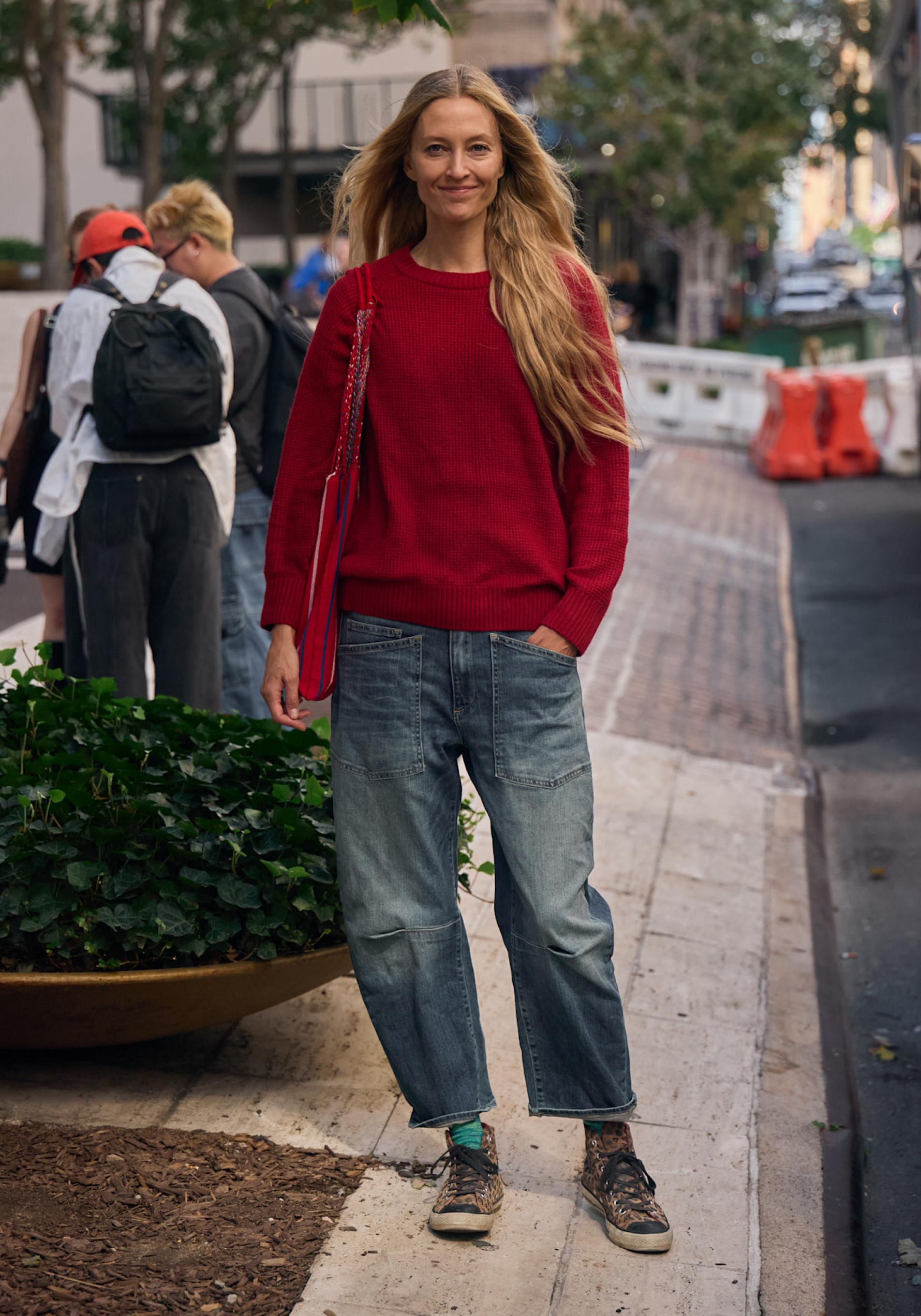 Mujer vestida con básicos