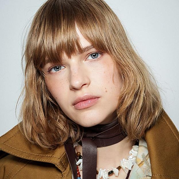 Por qué el flequillo despuntado es el corte de pelo tendencia que favorece a todo el mundo