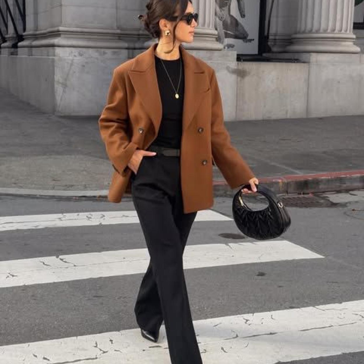 Influencer con look casual con pantalones para invierno