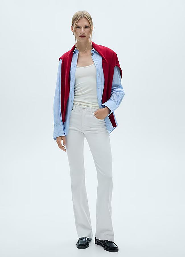 Imagen - Vaqueros flare de tiro medio de Mango. Foto: Mango.