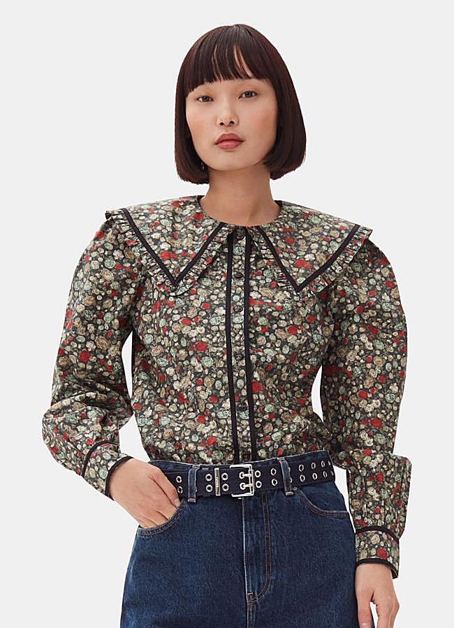 Imagen - Camisa con cuello bobo y estampado floral de Ganni. Foto: Ganni.