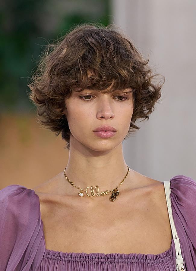 Imagen - Un look con pelo rizado corto. Foto: launchmetrics spotlight