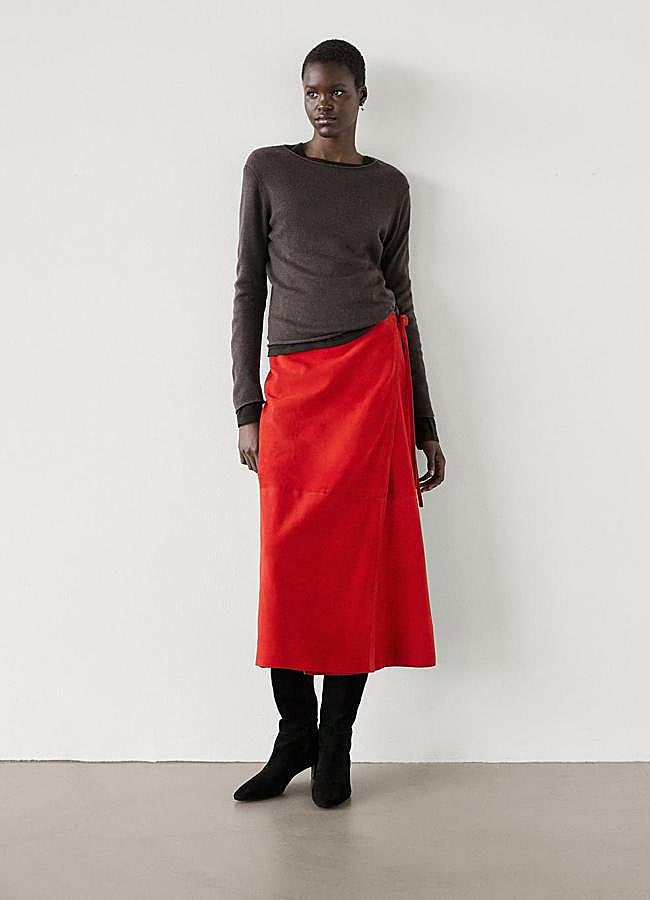 Imagen - Falda con tejido de ante en rojo de Massimo Dutti. Foto: Massimo Dutti.