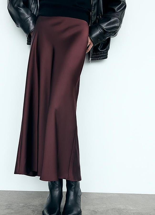 Imagen - Falda midi satinada de Zara. Foto: Zara.