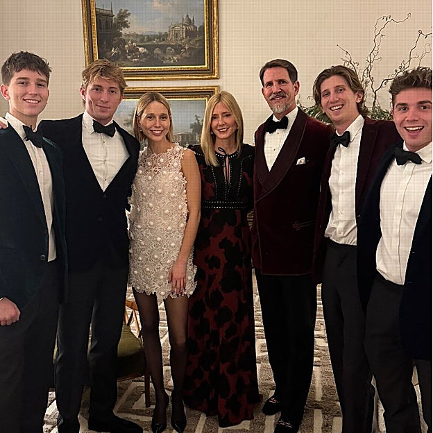 Los príncipes posan junto a sus hijos por Navidad. 