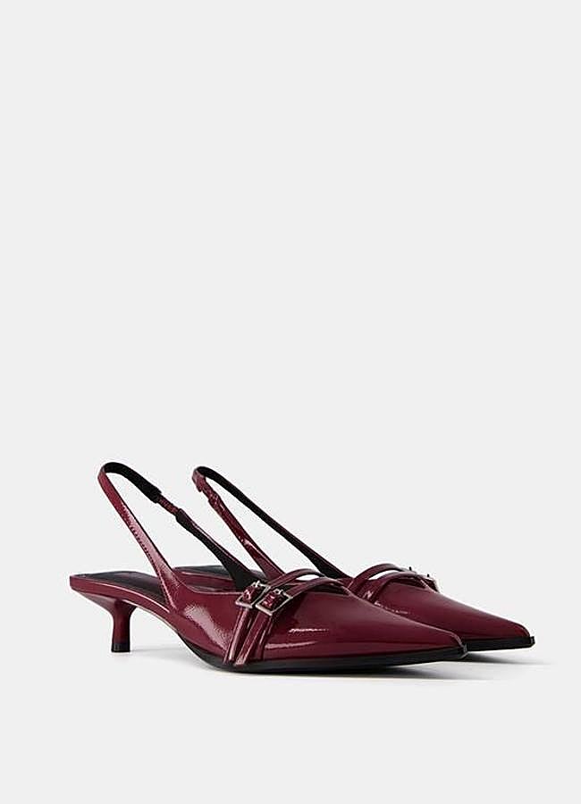 Imagen - Zapatos de tacón bajo burdeos con hebillas