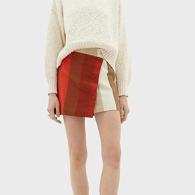 Falda corta de Thinking Mu, 79,90 euros.