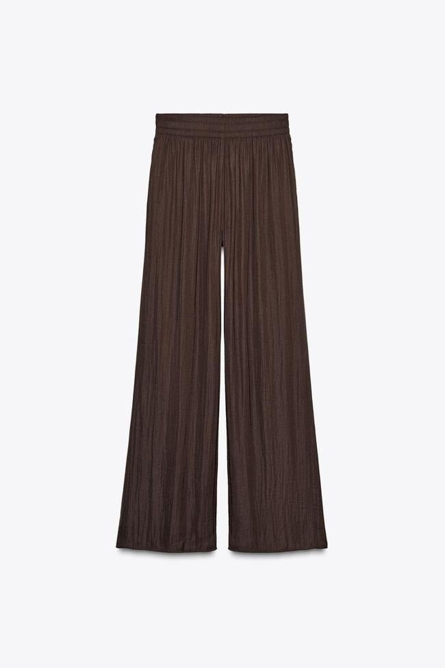 Entertainment news Celebrity gossip Movie and TV show updates Latest celebrity news Trending entertainment stories Pantalón plisado de Zara.