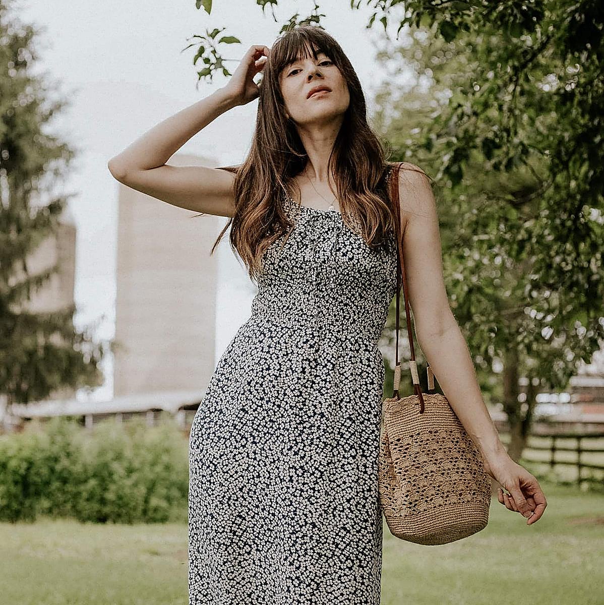 Los complementos tienen el poder de cambiarlo todo. Apuesta por un diseño de rafia para elevar tus looks de nueva temporada.