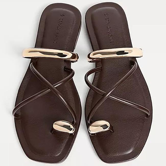 Sandalias planas con detalles dorados