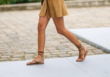 Influencer con sandalias planas