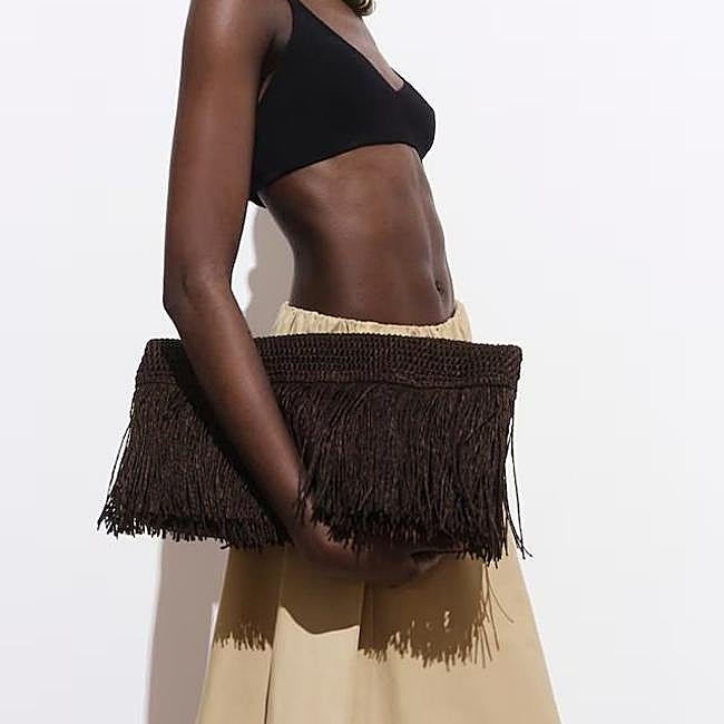 Bolso clutch con flecos