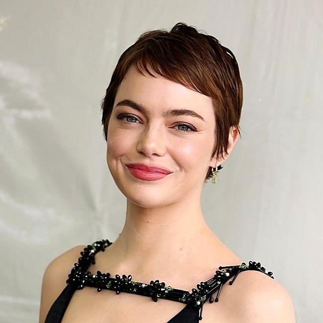 Emma Stone con corte de pelo tendencia pixie a capas
