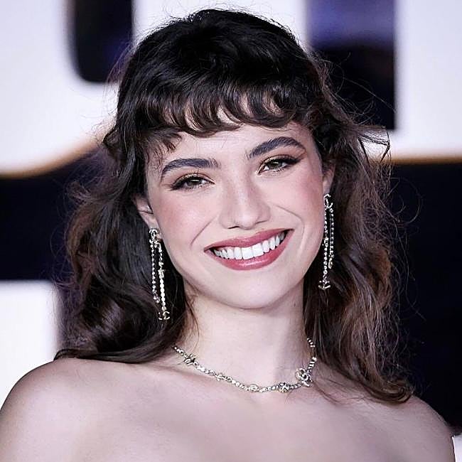 Gabriela Andrada con baby bangs rizado