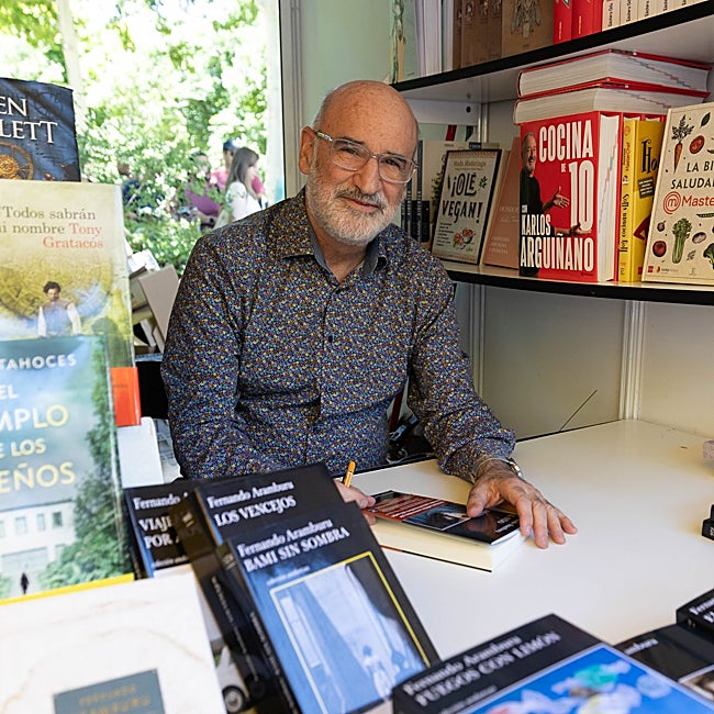 Fernando Aramburu firmando ejemplares el año pasado en la Feria del Libro de Madrid.