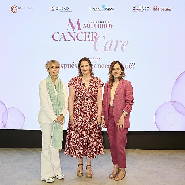La dra. Laura García Estévez, jefa de la sección de Tumores de Mama y coordinadora de la Unidad Multidisciplinar de Mama de MD Anderson Cancer Center Madrid–Hospiten; Raquel Campoy, paciente oncológica y la dra. Elena López Miranda, especialista en Oncología Médica del Hospital Universitario Ramón y Cajal, trataron sobre 'Cáncer de mama metastásico: últimos avances y tratamiento' en la segunda mesa redonda de la jornada.