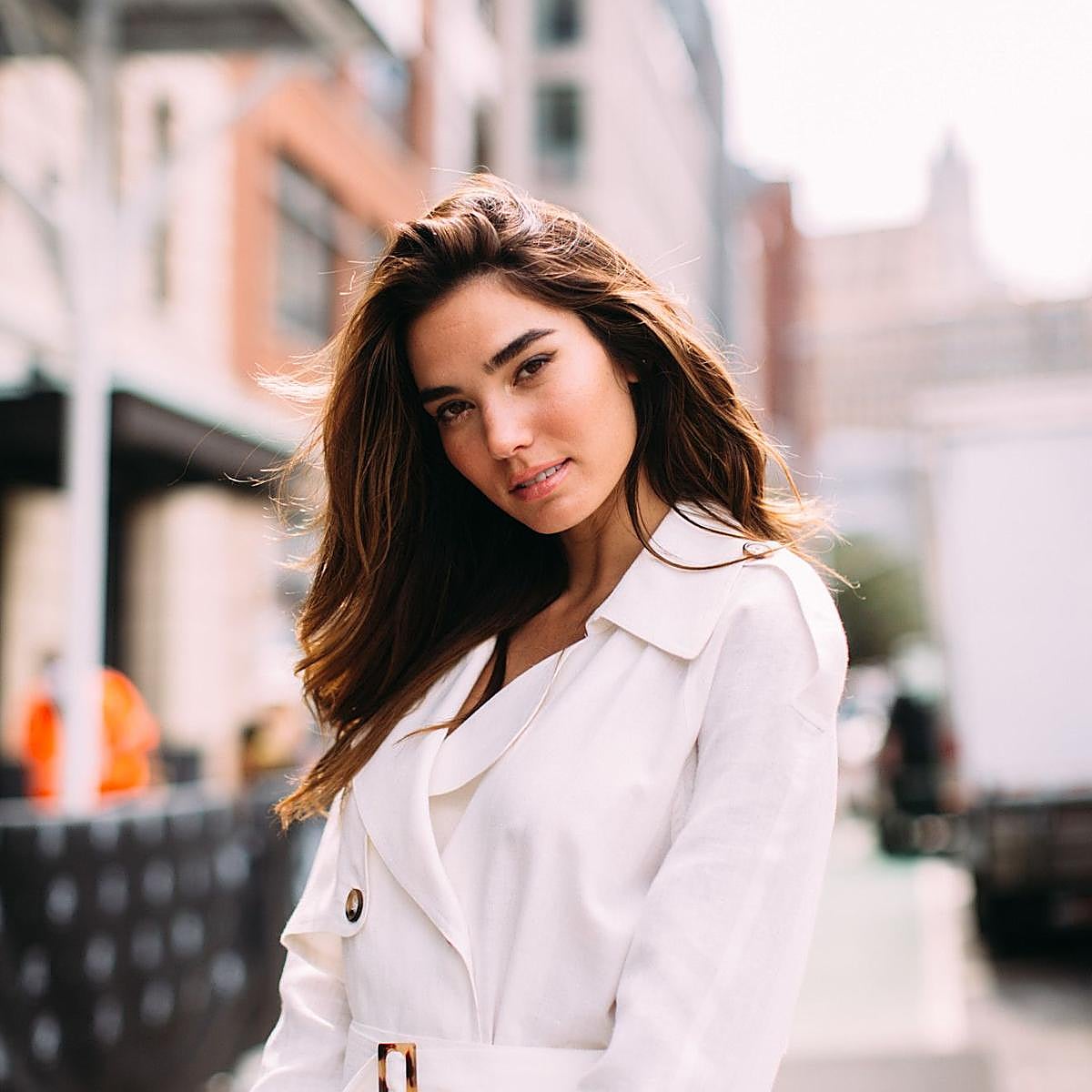 Modelo con maquillaje natural mate