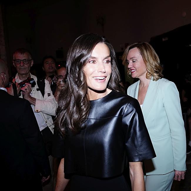 El top negro de la reina Letizia es de & Other Stories.