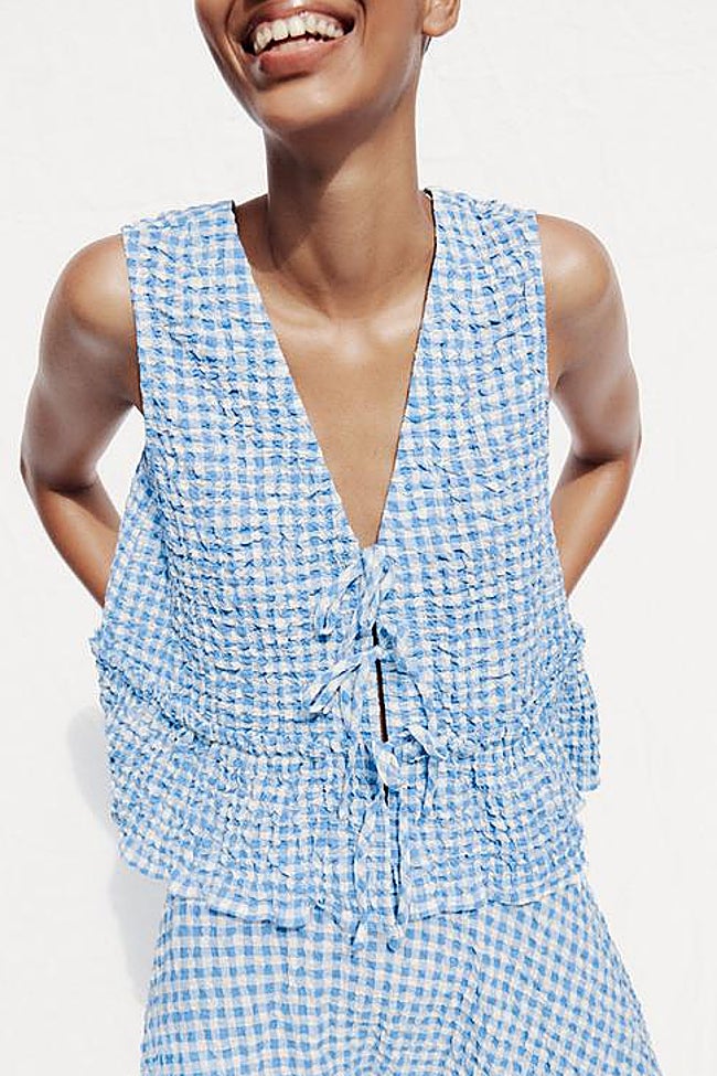 Top sin mangas de cuadros Zara.