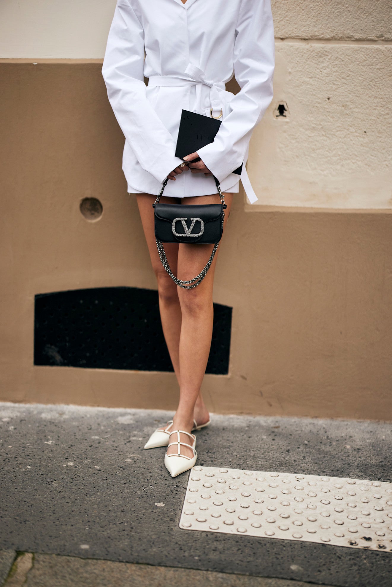 Estos zapatos destalonados son la alternativa perfecta si no quieres llevar tacones en tus looks de invitada