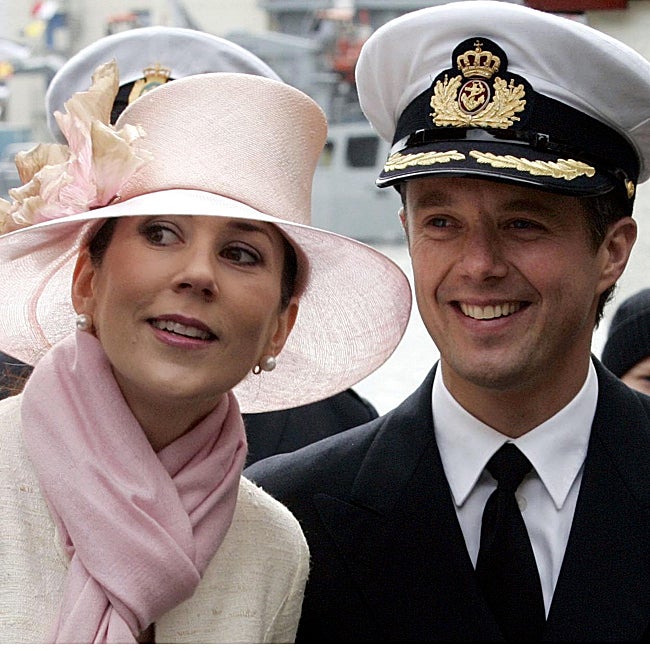 Mary y Federico de Dinamarca visitando las Islas Feroe en 2005.