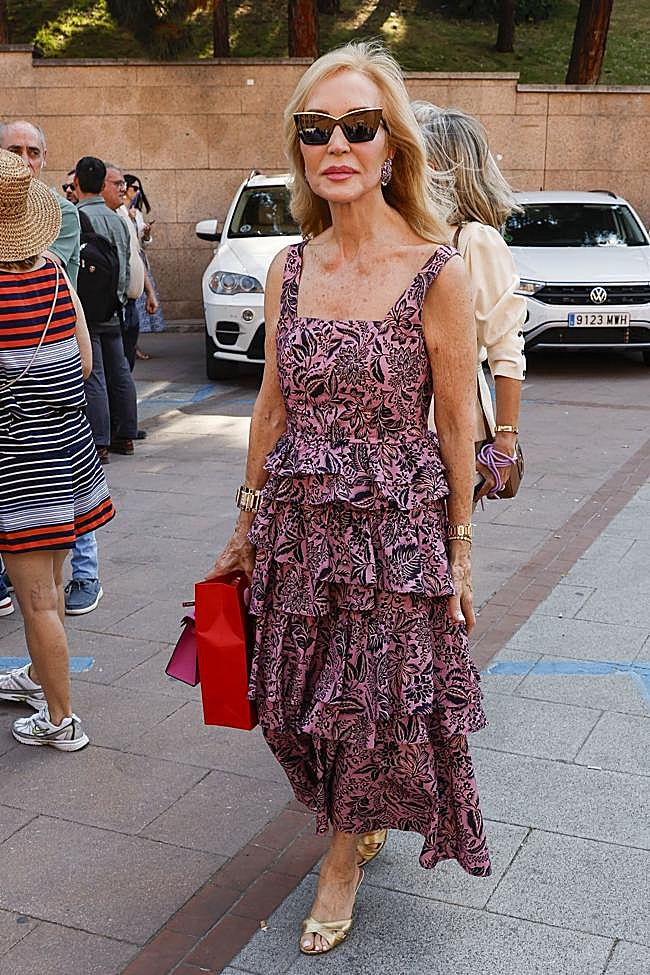Carmen Lomana con un vestido de flores de color rosa.